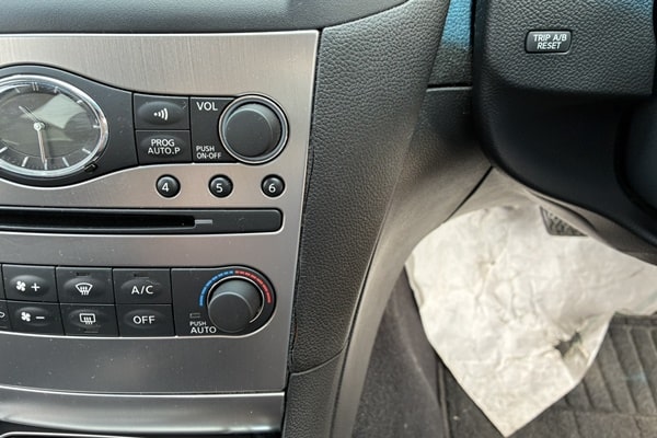 日産スカイラインダッシュボード割れ亀裂