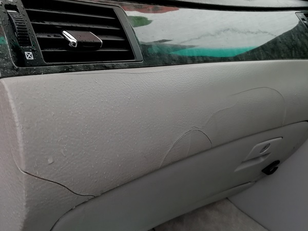 クラウンダッシュボード割れ亀裂