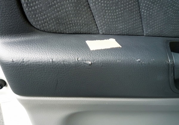 ドアトリム内張り傷