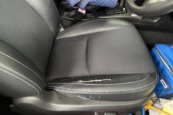 フォレスターレザーシート破れ